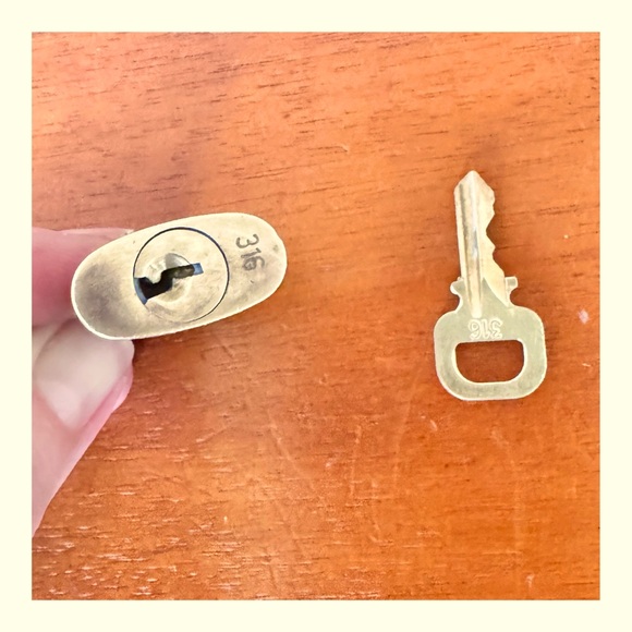 AUTHENTIC LOUIS VUITTON BRASS PADLOCK AND KEY - Picture 4 of 6